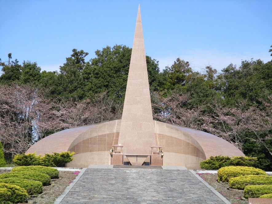 供養塔と桜