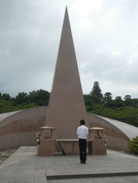 ８月供養塔献花を行いました