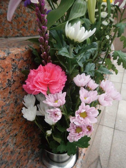 ８月供養塔献花を行いました