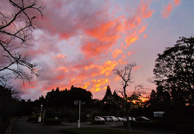 晩秋の夕暮れ、管理棟から望む美しい夕焼けの瞬間