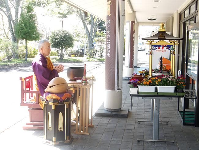 春の陽光のもとで ― 花まつり（灌仏会）執り行いのご報告