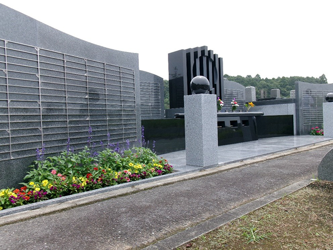 7月の供養塔献花を行いました|盂蘭盆会のご案内と夏を迎える園内の風景