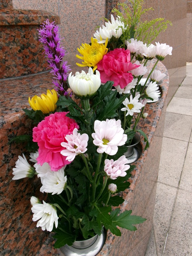 7月の供養塔献花を行いました|盂蘭盆会のご案内と夏を迎える園内の風景