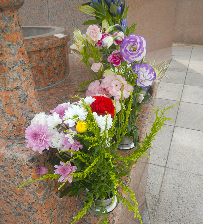 8月の供養塔献花 ― 猛暑の中で迎えるお盆と盂蘭盆会合同法要のご案内