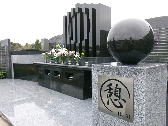 永代供養塔と「憩」へ献花とお参りをいたしました